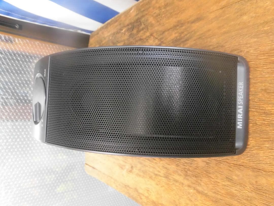 美品　　曲面デザインのミライスピーカー