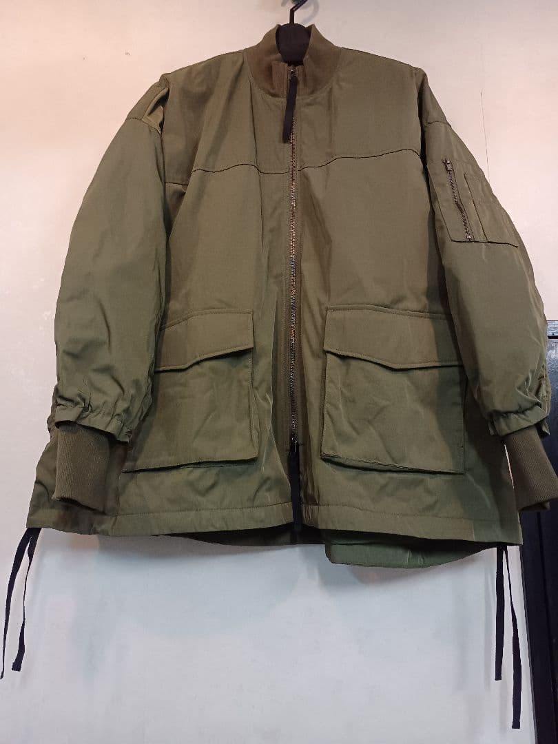 オリーブ色ミリタリージャケット