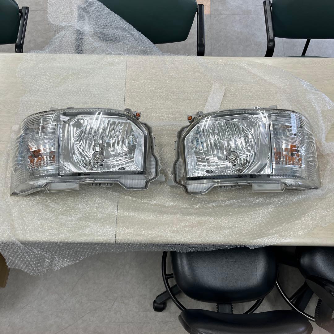 ハイエース200系 純正ヘッドライト 2個セット KOITO 26-131