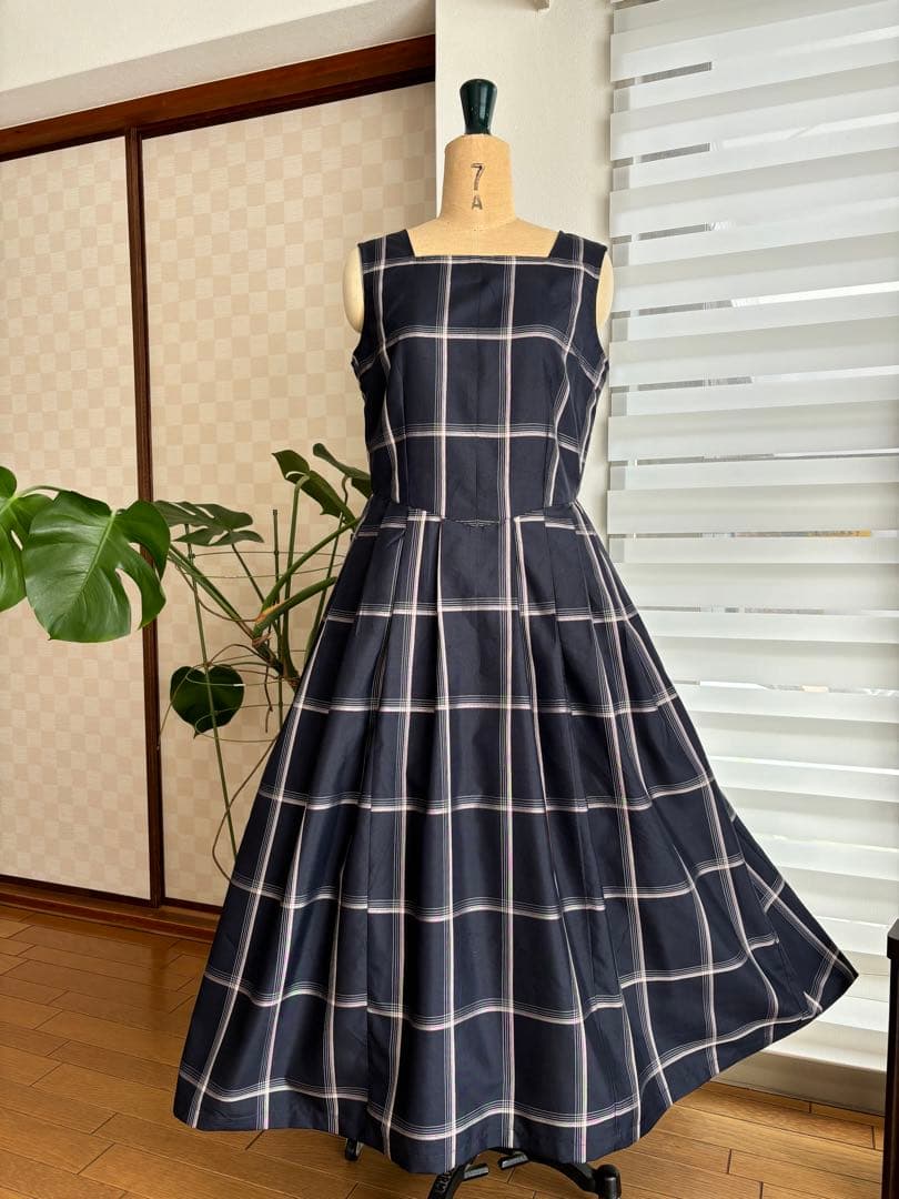 大島紬角襟開きの大人可愛いノースリーブワンピースに