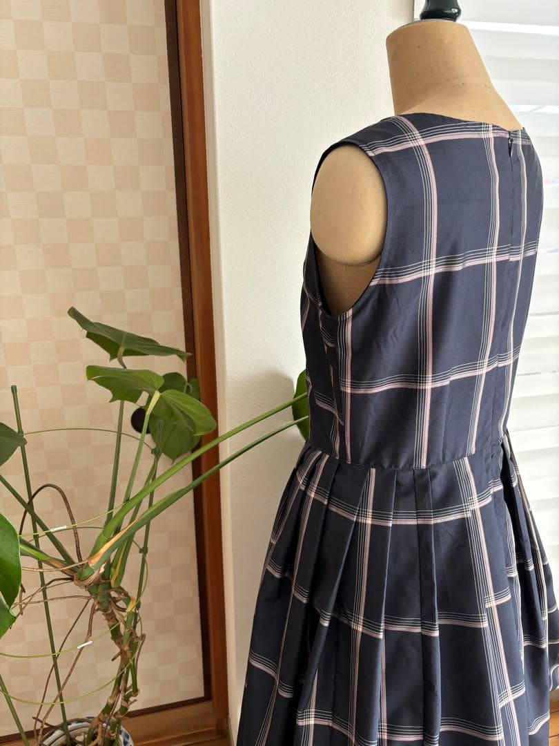 大島紬角襟開きの大人可愛いノースリーブワンピースに