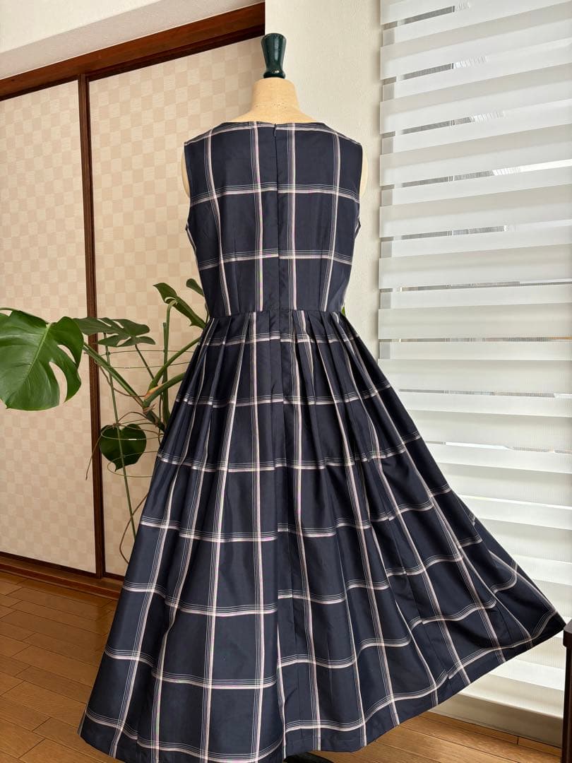 大島紬角襟開きの大人可愛いノースリーブワンピースに