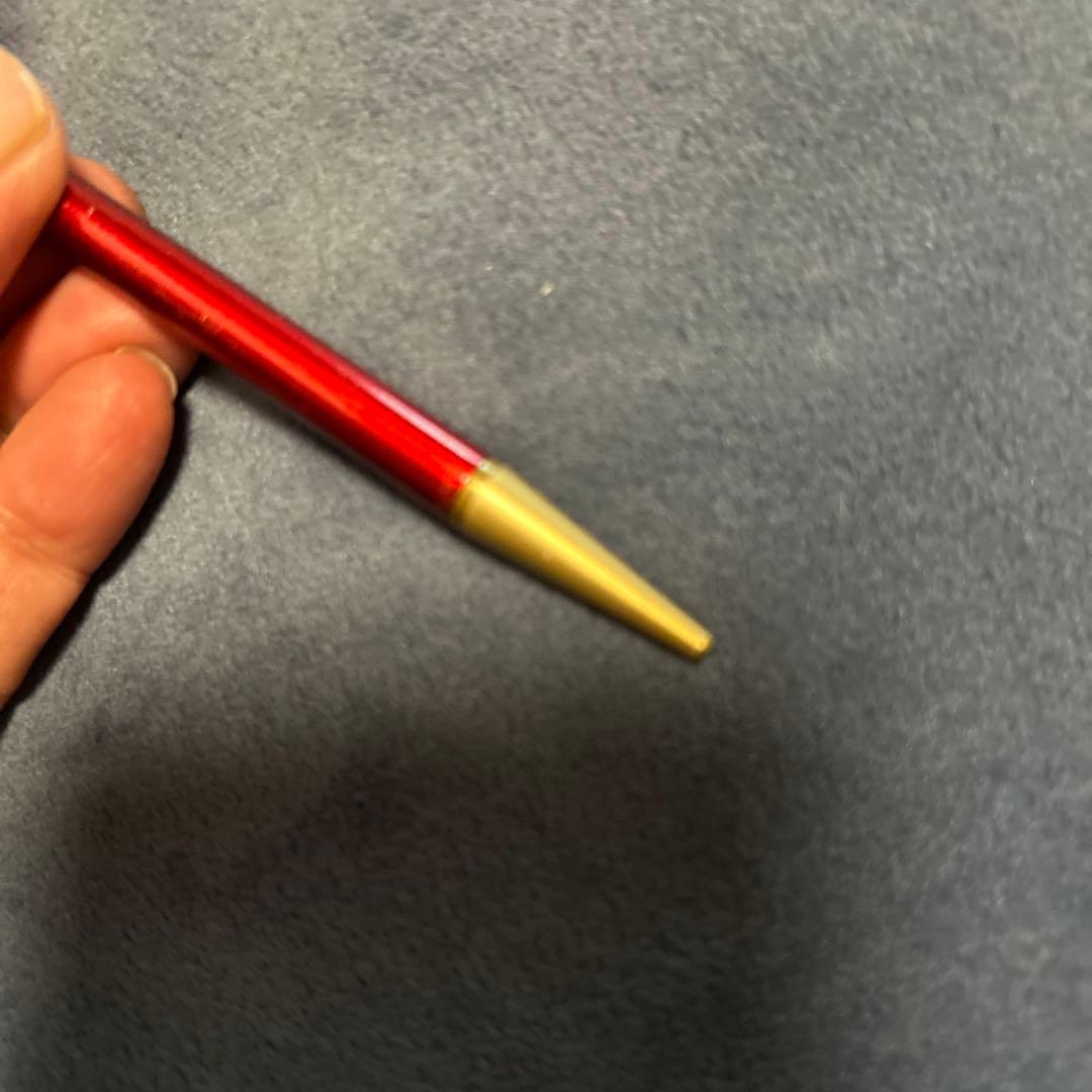 アイブロウペンシル 赤