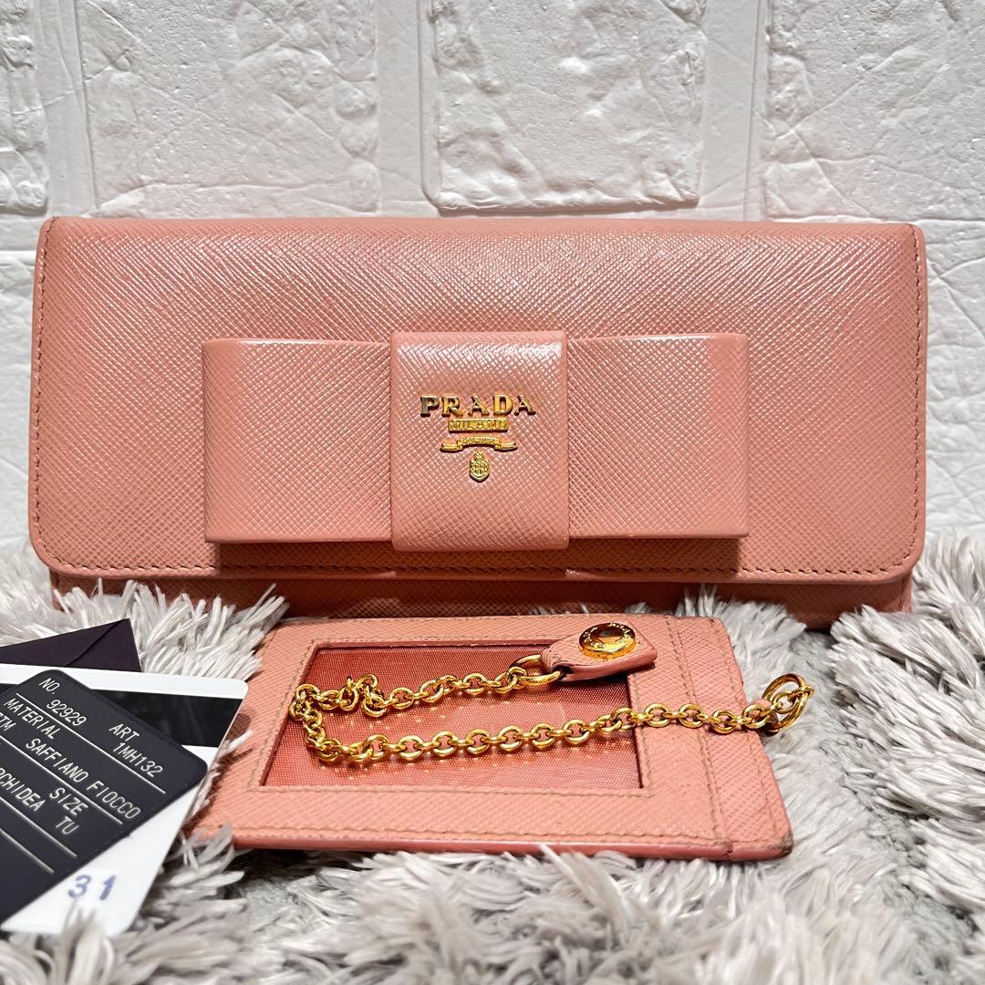 美品✨PRADA フィオッコサフィアーノ　ベビーピンク　メタルロゴ　2点セット