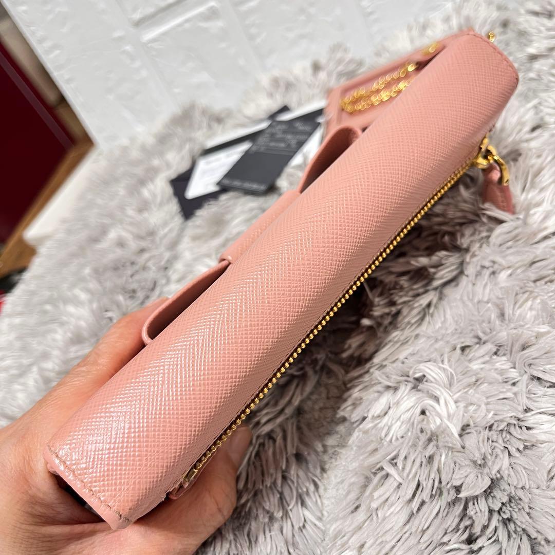 美品✨PRADA フィオッコサフィアーノ　ベビーピンク　メタルロゴ　2点セット