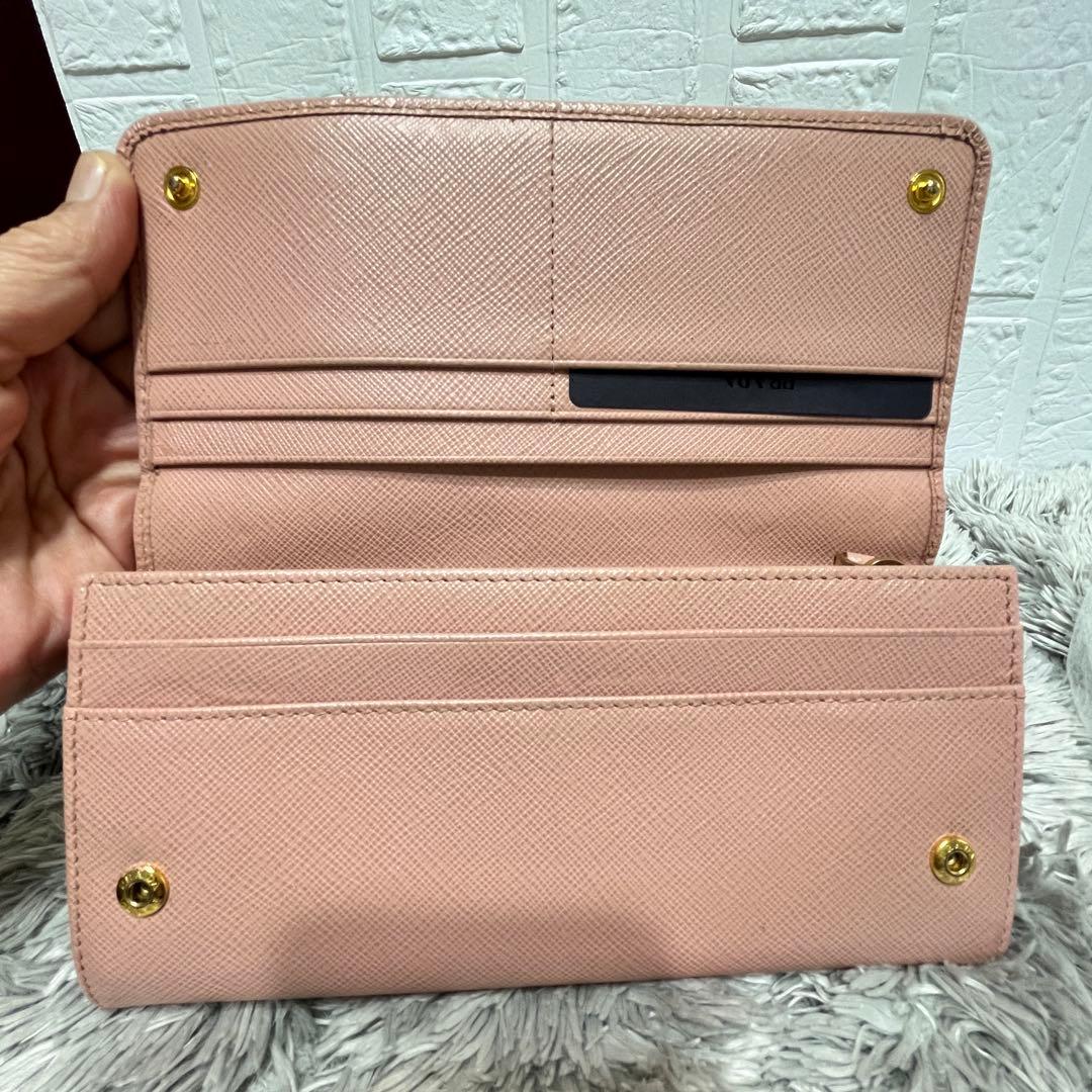 美品✨PRADA フィオッコサフィアーノ　ベビーピンク　メタルロゴ　2点セット