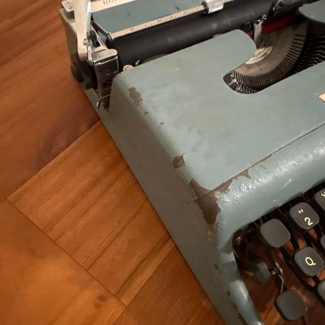 タイプライター(Olivetti Lettera 22)