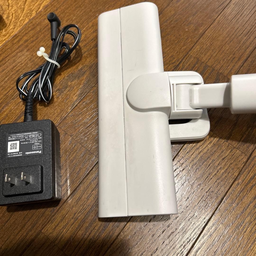 美品パナソニック コードレス掃除機 軽量 MC-SB33J-W