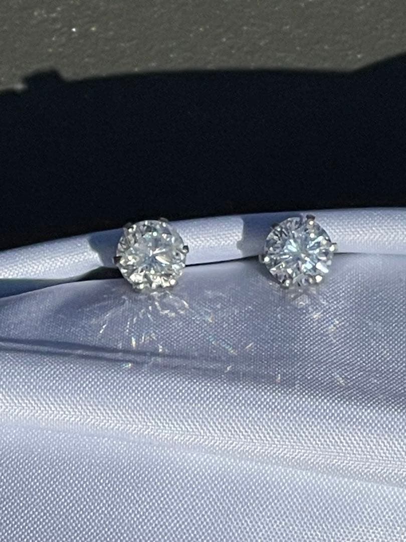 ダイヤピアス1.047ctと1.013ct