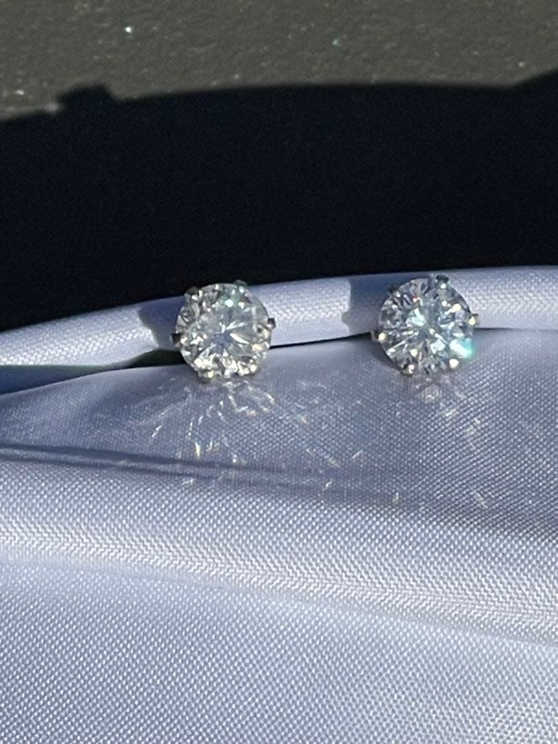 ダイヤピアス1.047ctと1.013ct