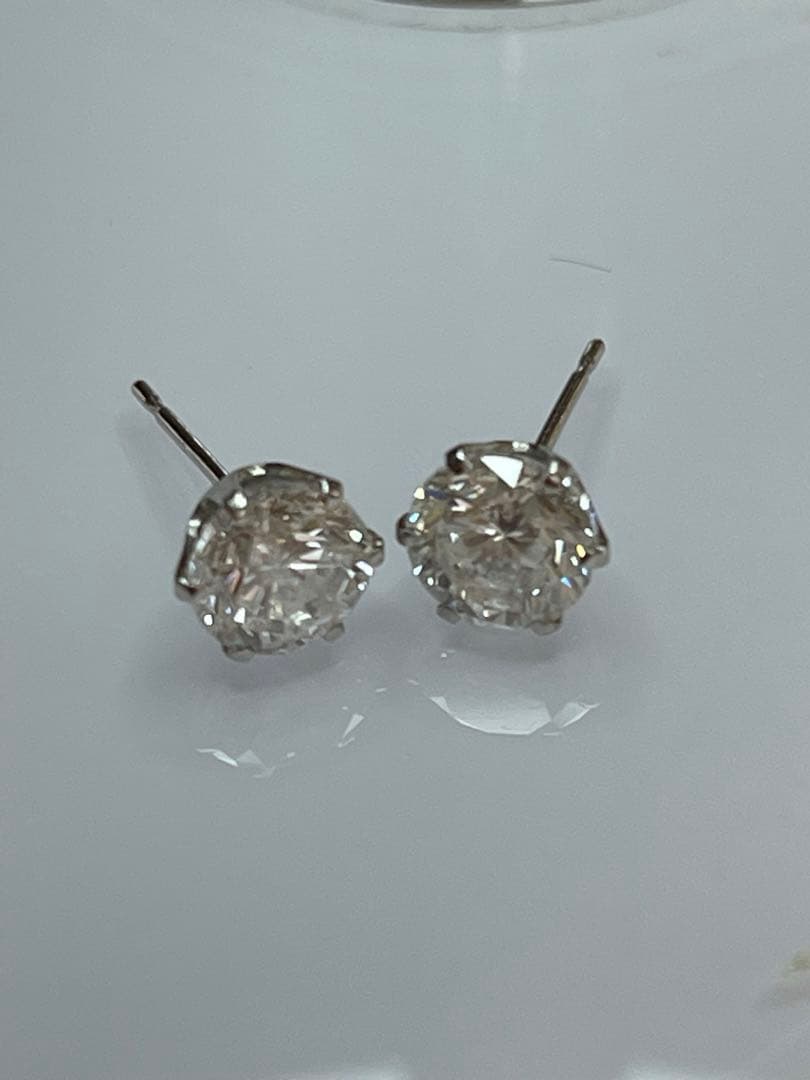 ダイヤピアス1.047ctと1.013ct