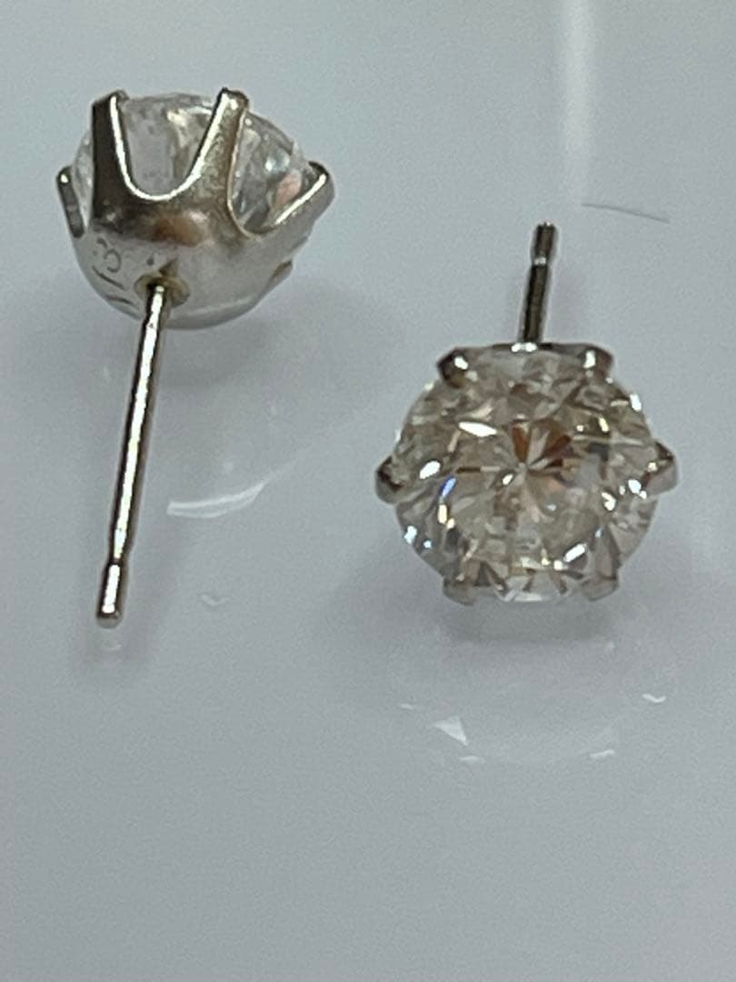 ダイヤピアス1.047ctと1.013ct