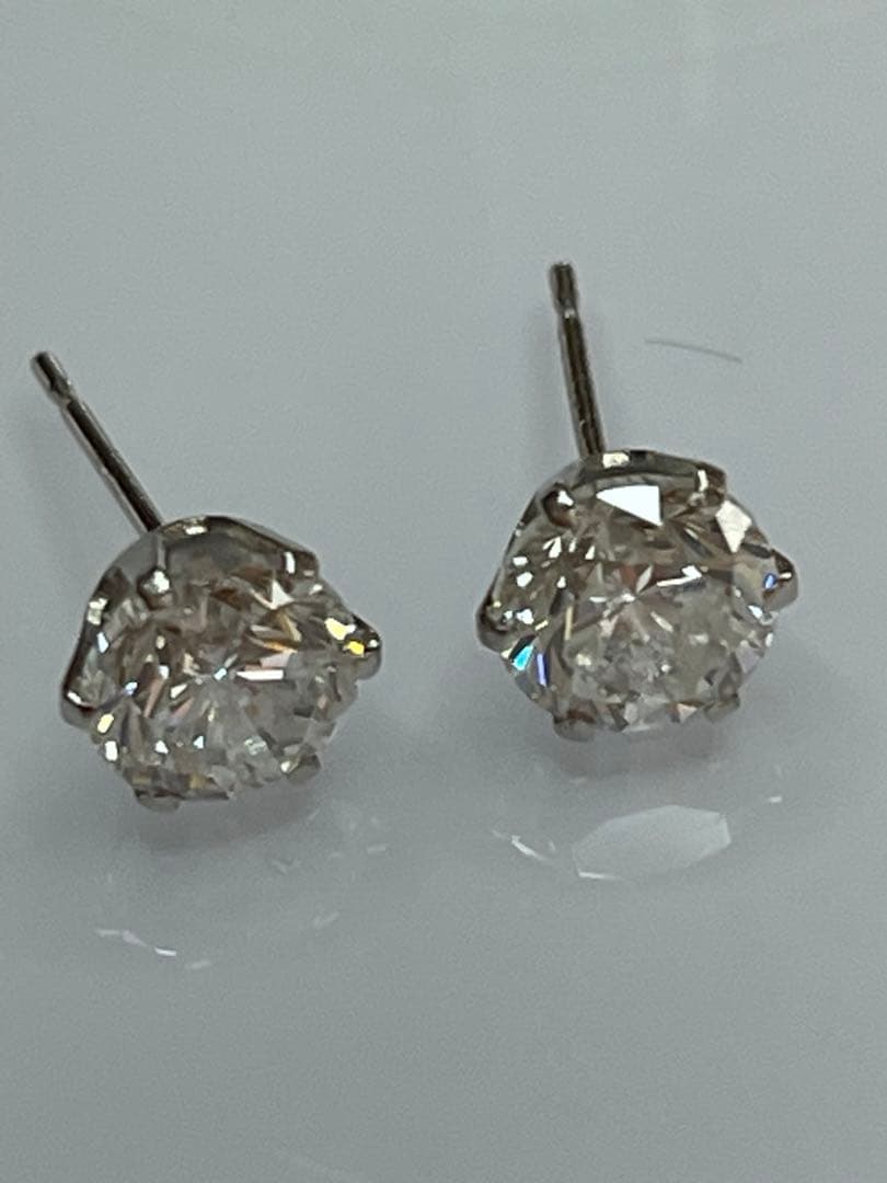 ダイヤピアス1.047ctと1.013ct