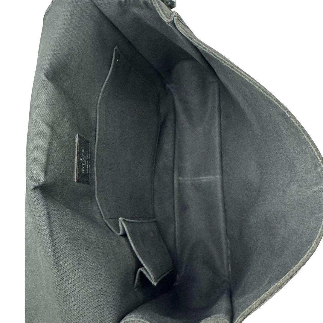 LOUIS VUITTON ルイヴィトン タイガ 黒 ショルダーバッグ メンズ