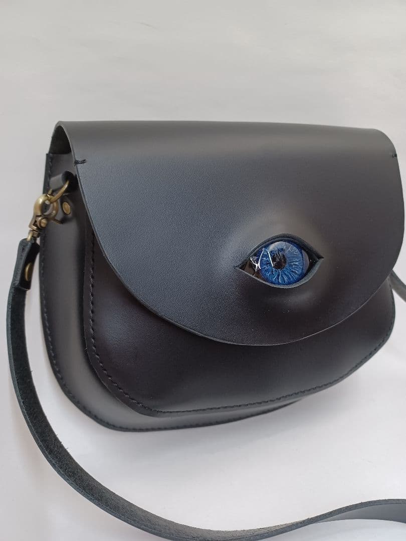 きょうMAMA様おまとめ　目玉付き　しっかりレザーのコンパクトなショルダーバック