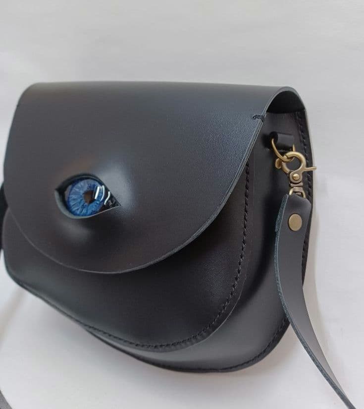 きょうMAMA様おまとめ　目玉付き　しっかりレザーのコンパクトなショルダーバック