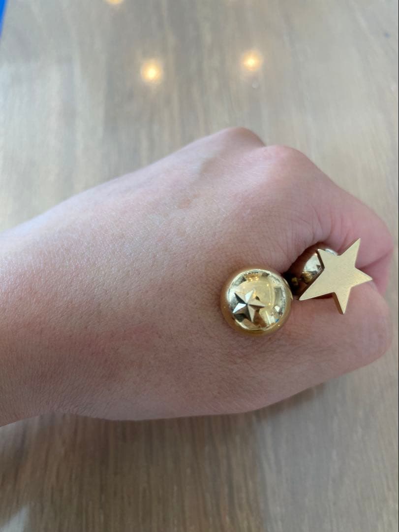 ゴールドの球体デザイン片耳用ピアス