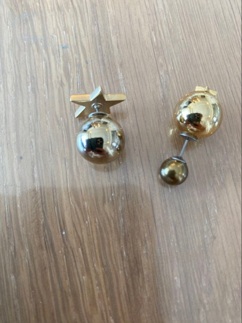 ゴールドの球体デザイン片耳用ピアス