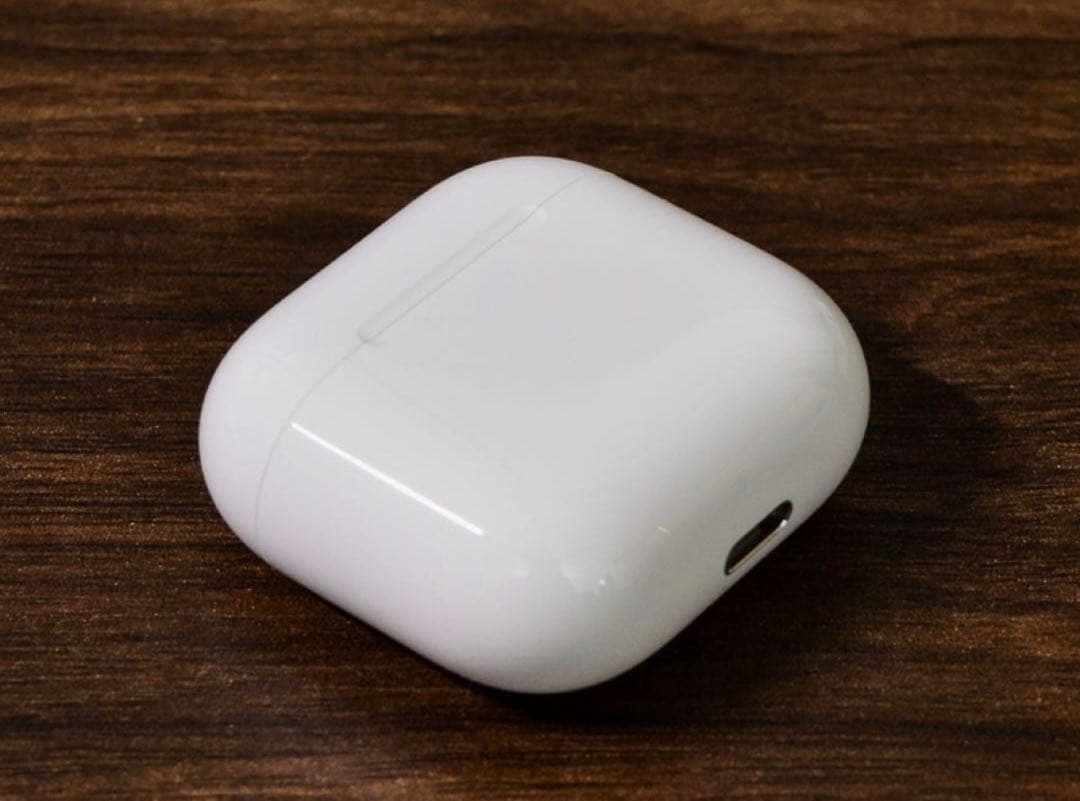 AirPods4本体 ホワイト　ノイズキャンセル機能無し