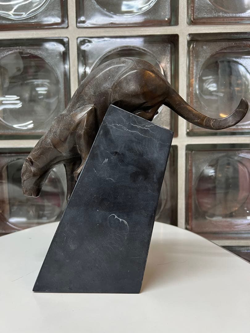 パンサー　置物　金属　みかげ石