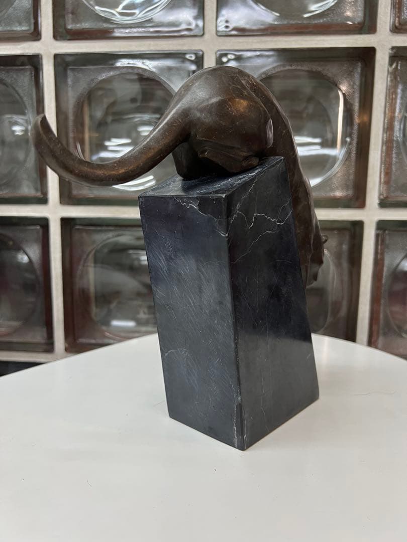 パンサー　置物　金属　みかげ石