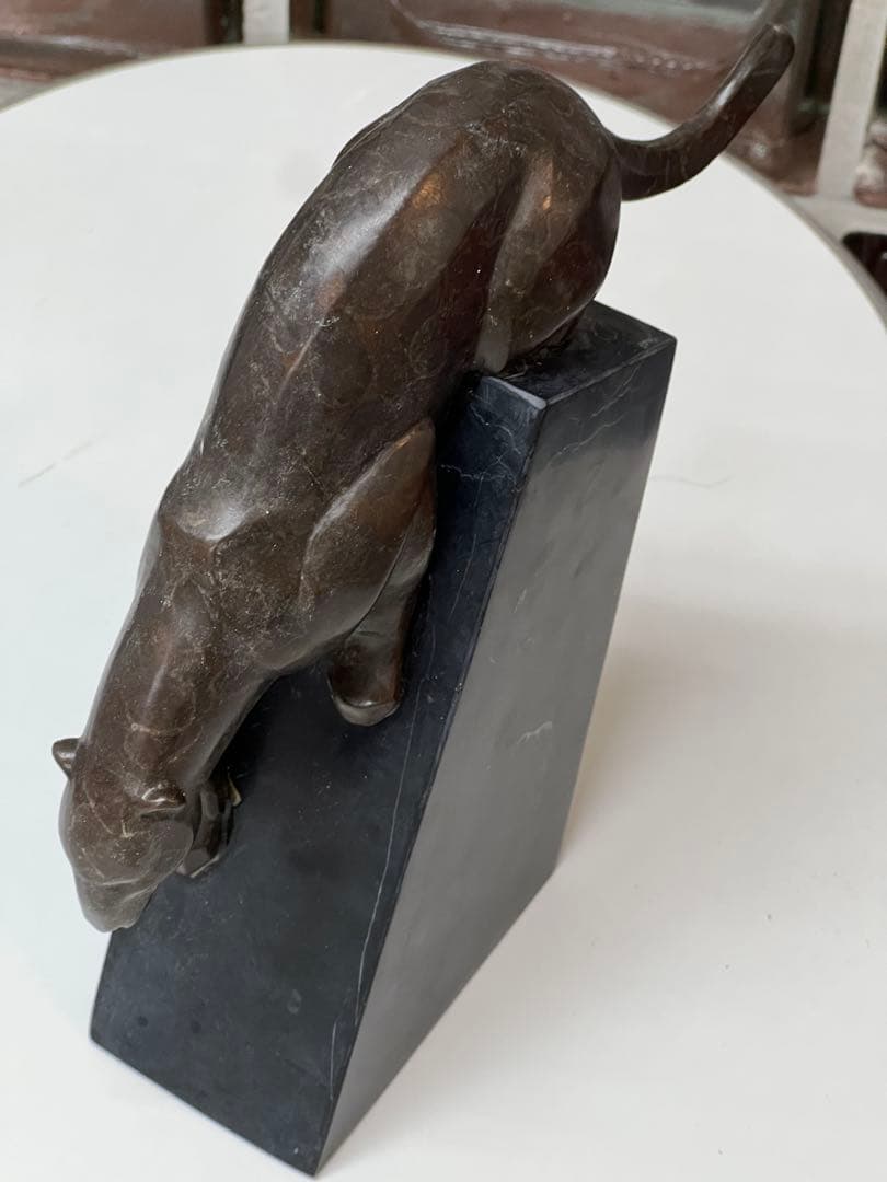 パンサー　置物　金属　みかげ石