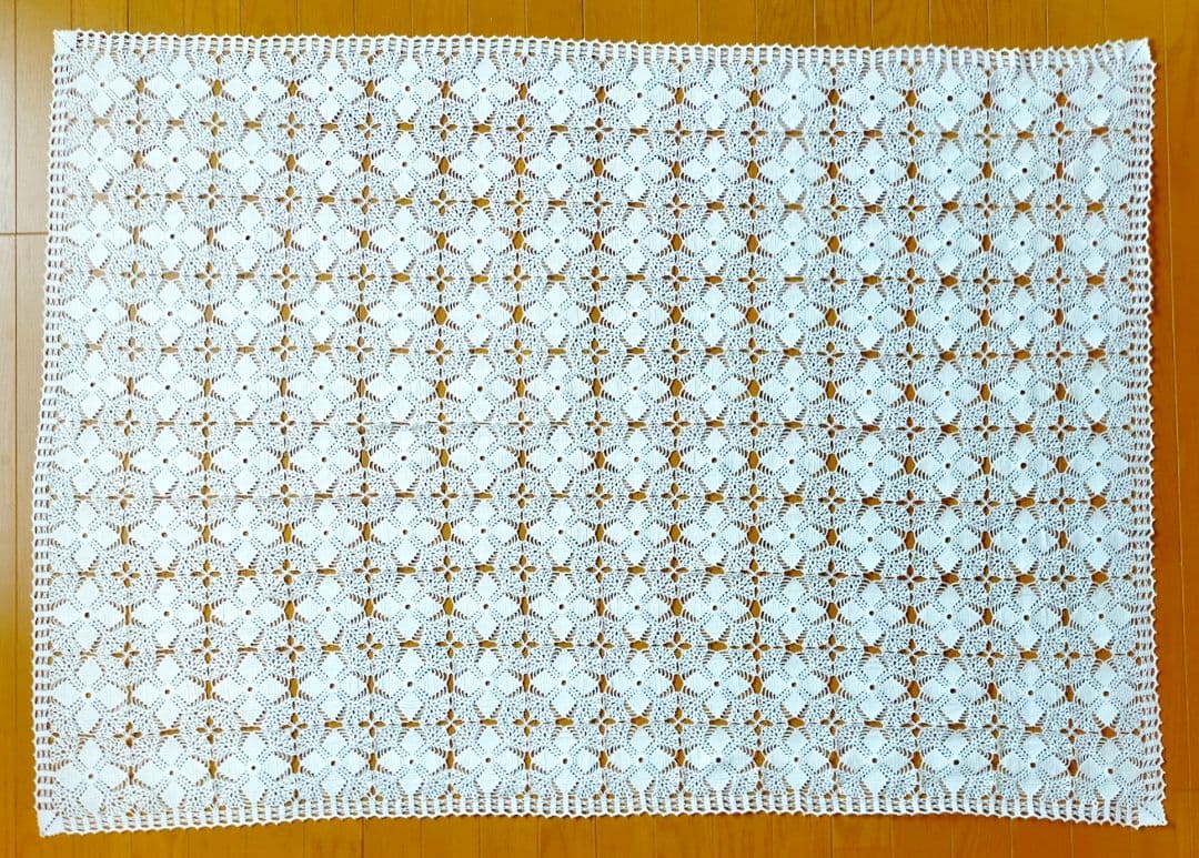 No.8『ホワイトのレース編みドイリー』テーブルクロス．ハンドメイド