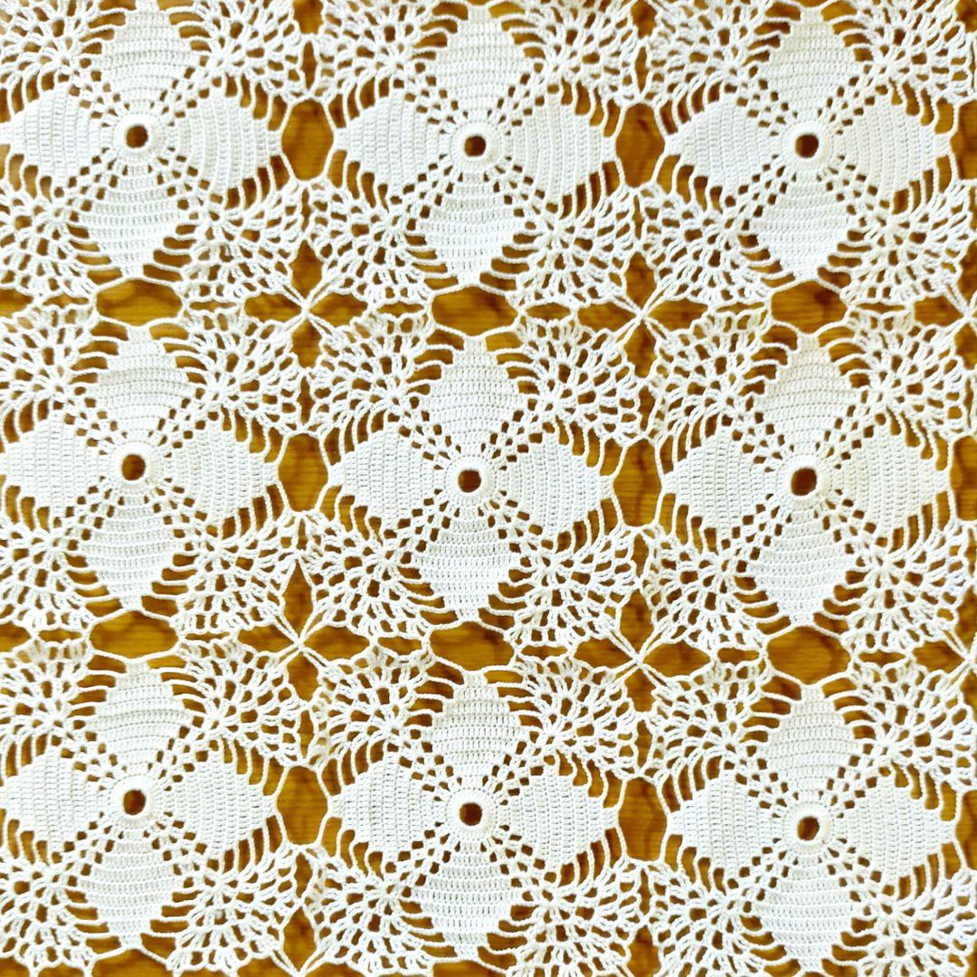 No.8『ホワイトのレース編みドイリー』テーブルクロス．ハンドメイド