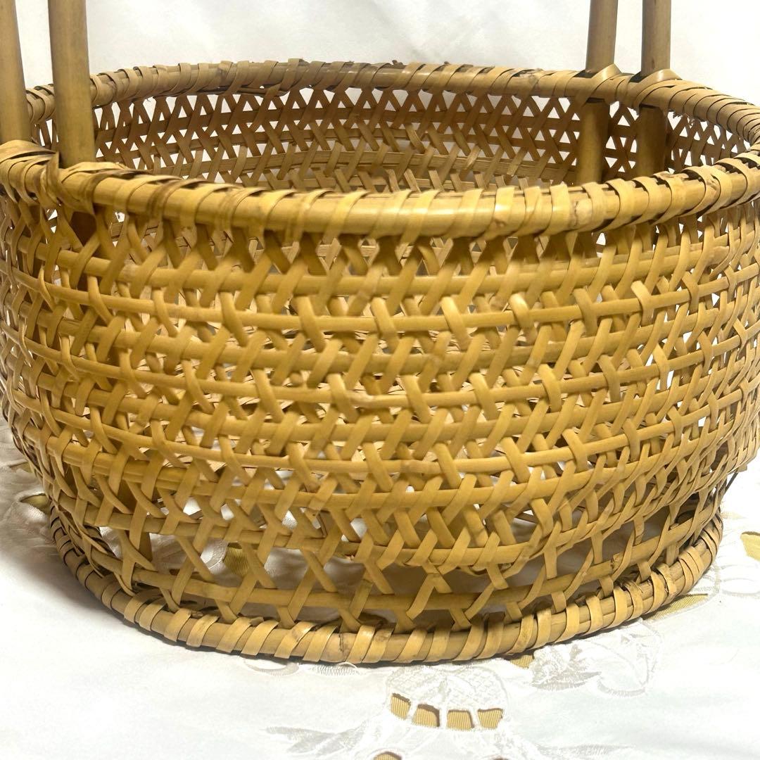 【お買い得SALE❗️】手編みの竹製の手籠 底上げしてある通気性の良いデザイン