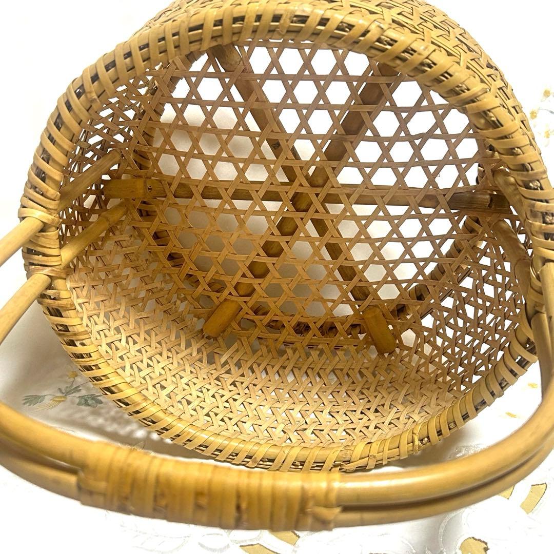 【お買い得SALE❗️】手編みの竹製の手籠 底上げしてある通気性の良いデザイン