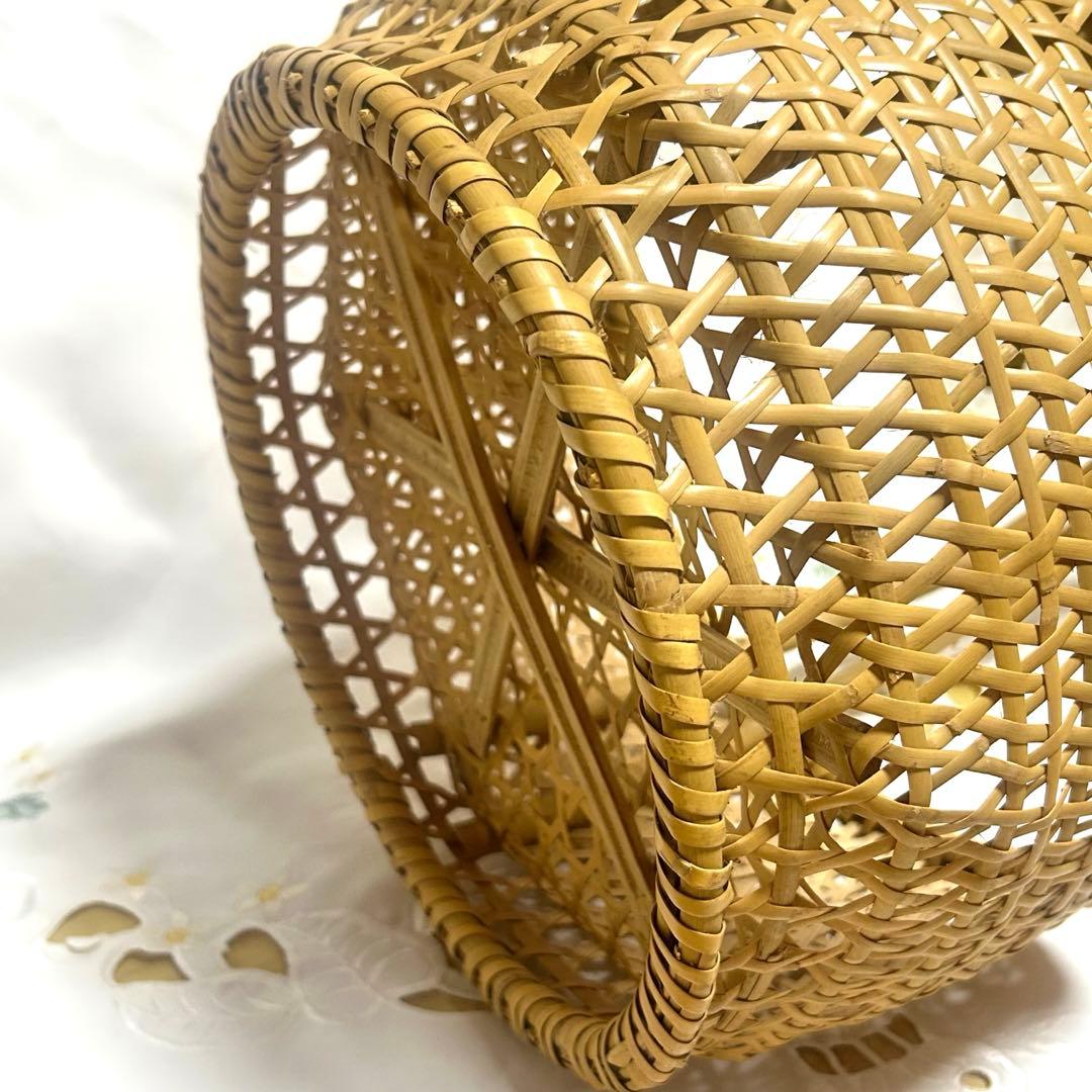 【お買い得SALE❗️】手編みの竹製の手籠 底上げしてある通気性の良いデザイン