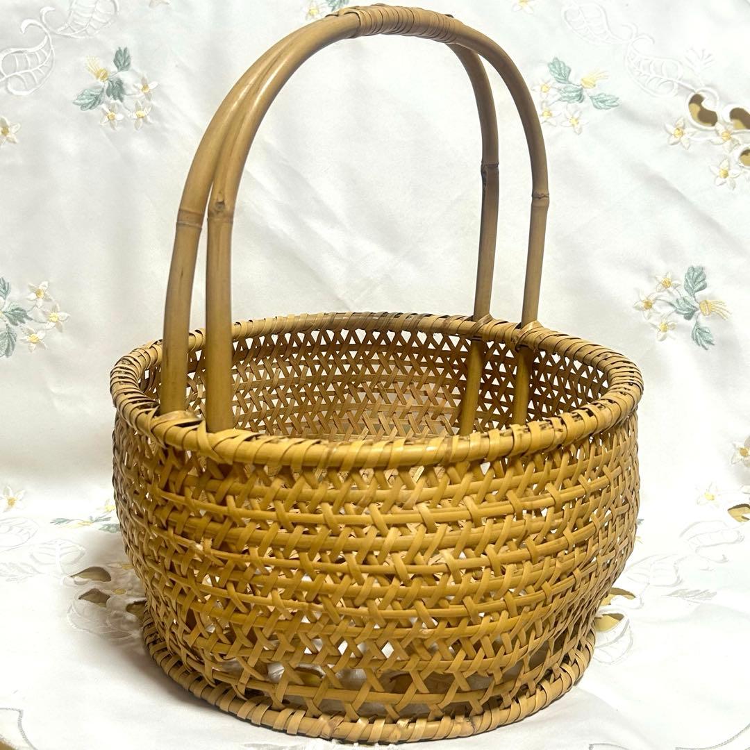 【お買い得SALE❗️】手編みの竹製の手籠 底上げしてある通気性の良いデザイン