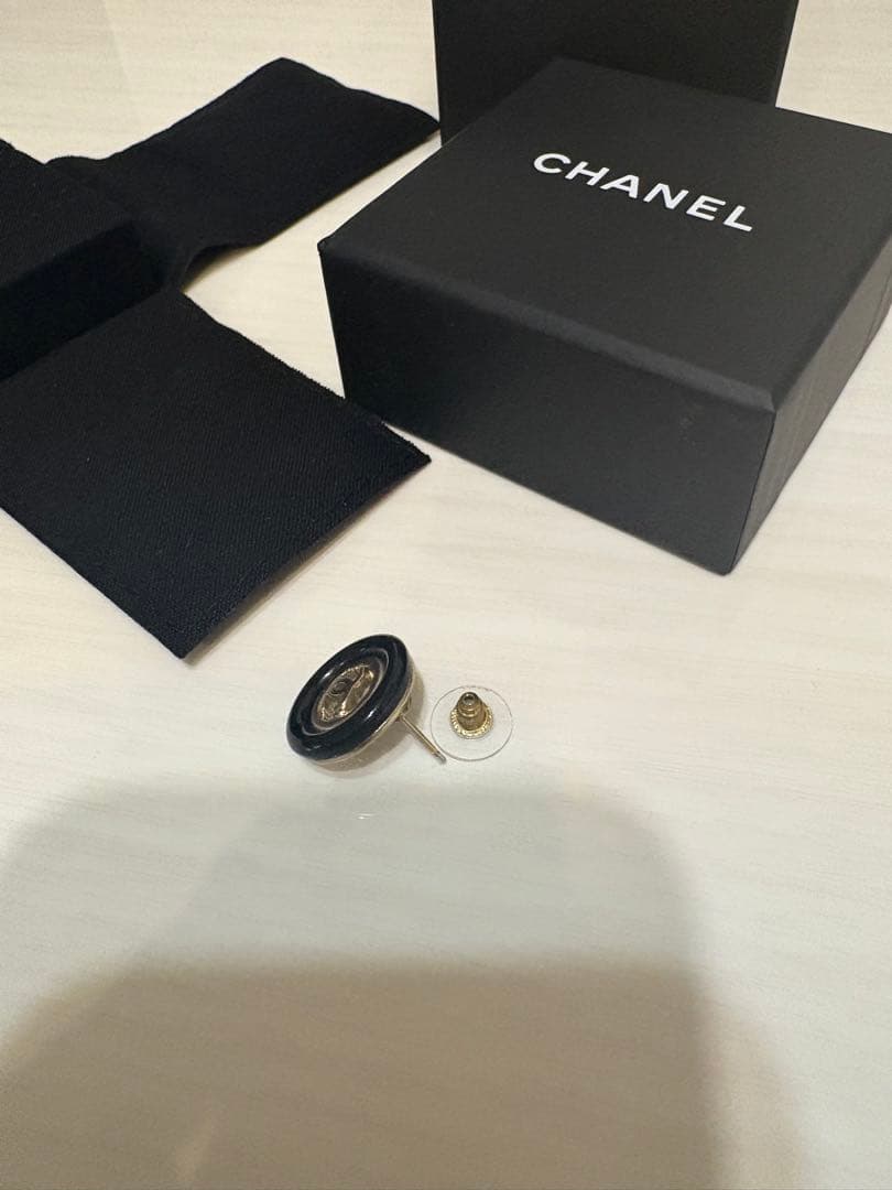 【お値下げ】CHANEL ロゴ入りゴールドピアス