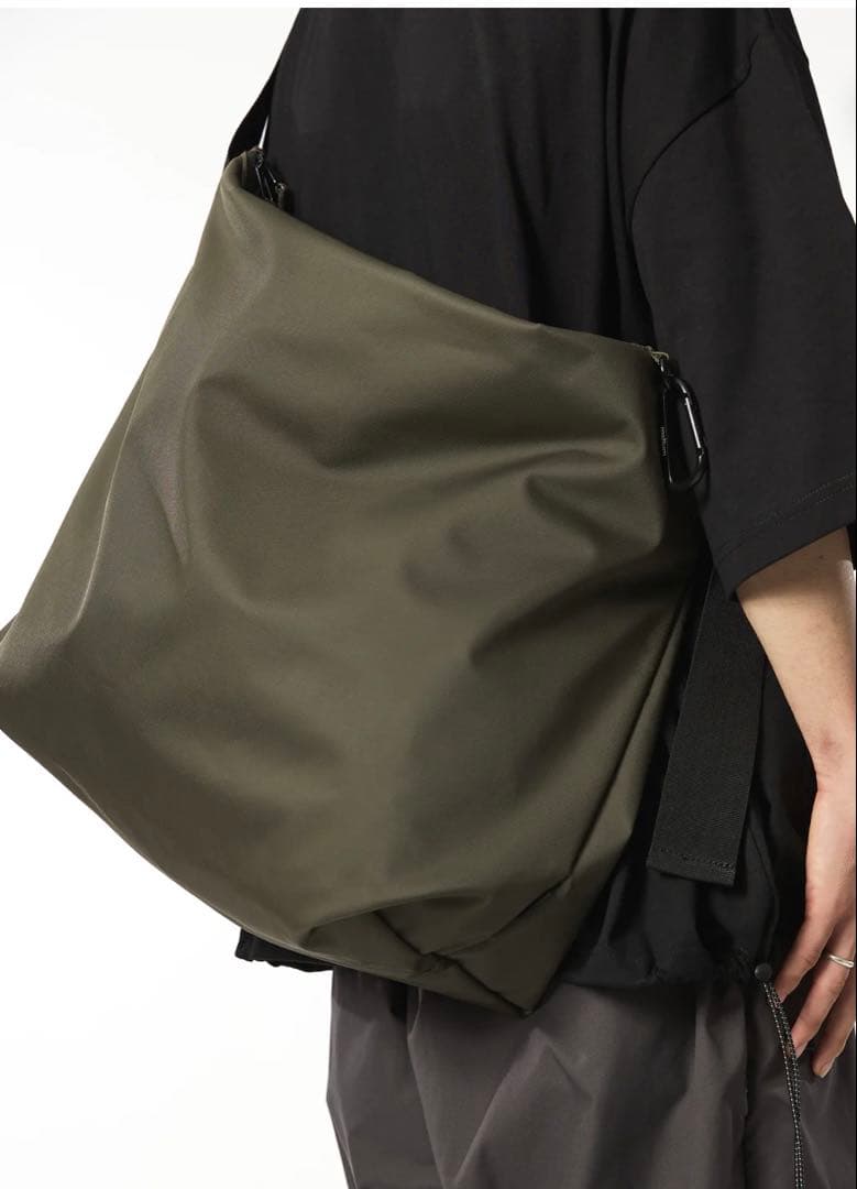 meltum ナイロンメッセンジャーバック（KHAKI GREY）