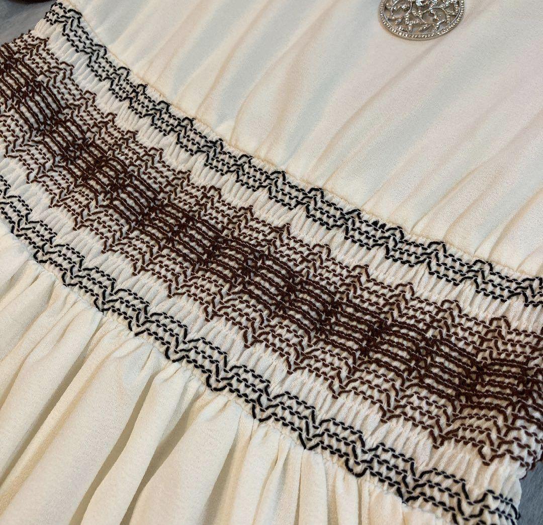 美品　夏プラダ　サラサラ刺繍ワンピース　オフホワイト