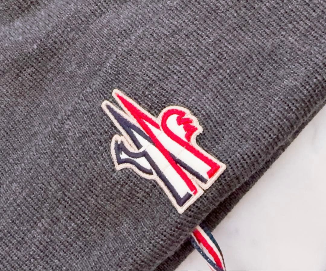 モンクレール　グルノーブル　エンブレム付き　ニット帽 グレー♪