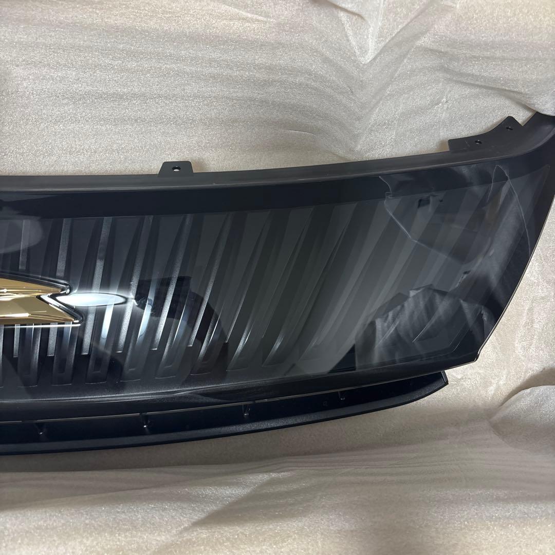 60系　ハリアー　グリル　新車取り外し品　純正　美品