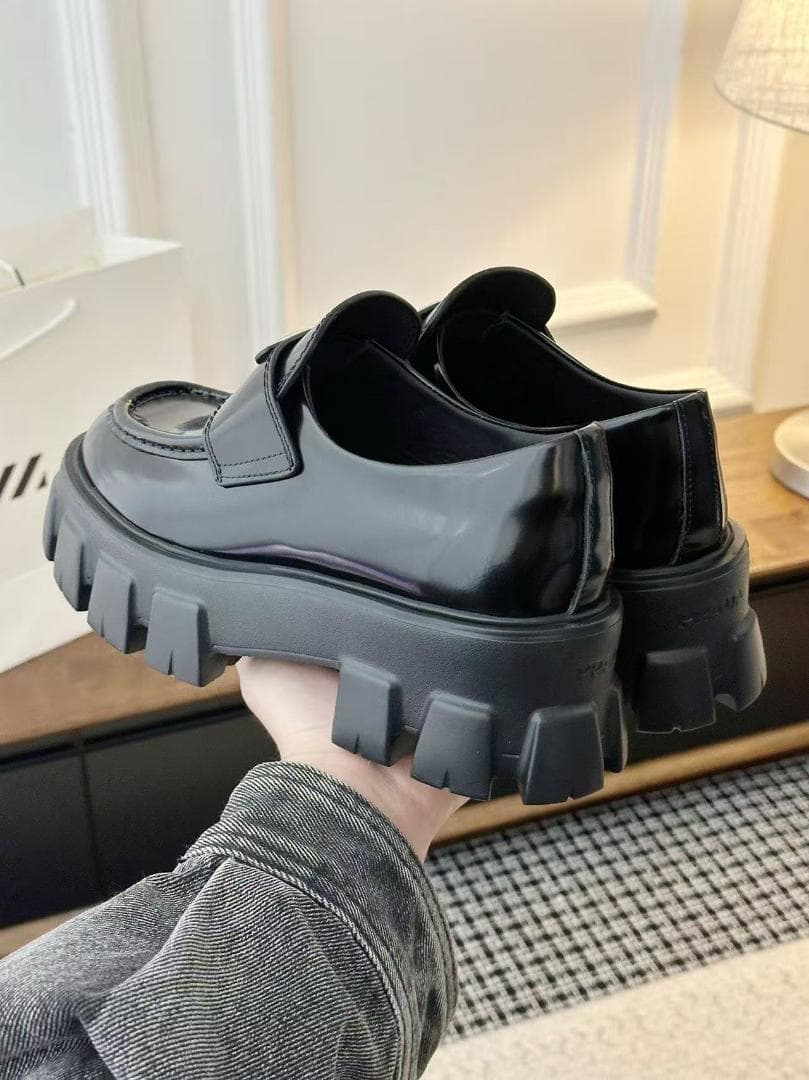 PRADA ブラック ローファー