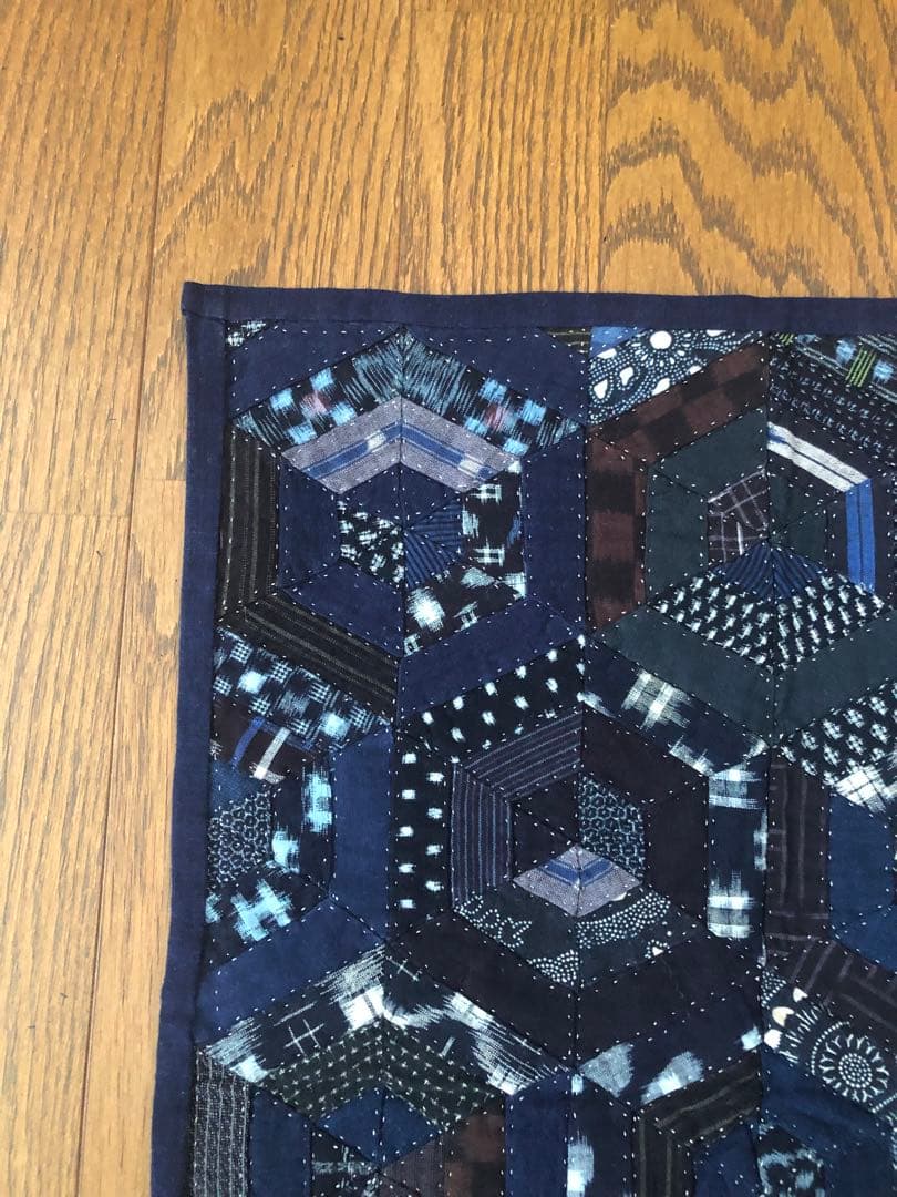 絣の亀甲柄のたタペストリー　テーブルセンター　約91 x 46cm