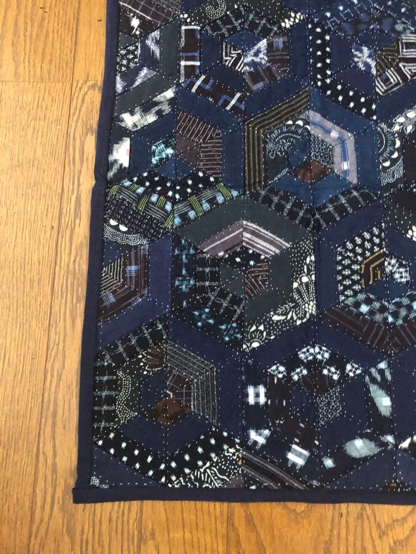 絣の亀甲柄のたタペストリー　テーブルセンター　約91 x 46cm