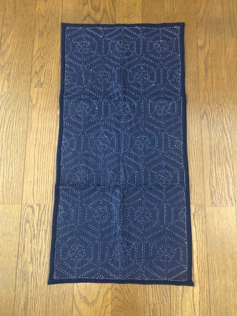 絣の亀甲柄のたタペストリー　テーブルセンター　約91 x 46cm