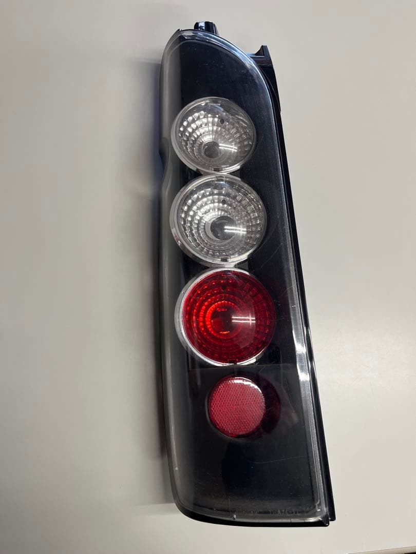 トヨタ　ハイエース200系ユーロテールランプ廃盤