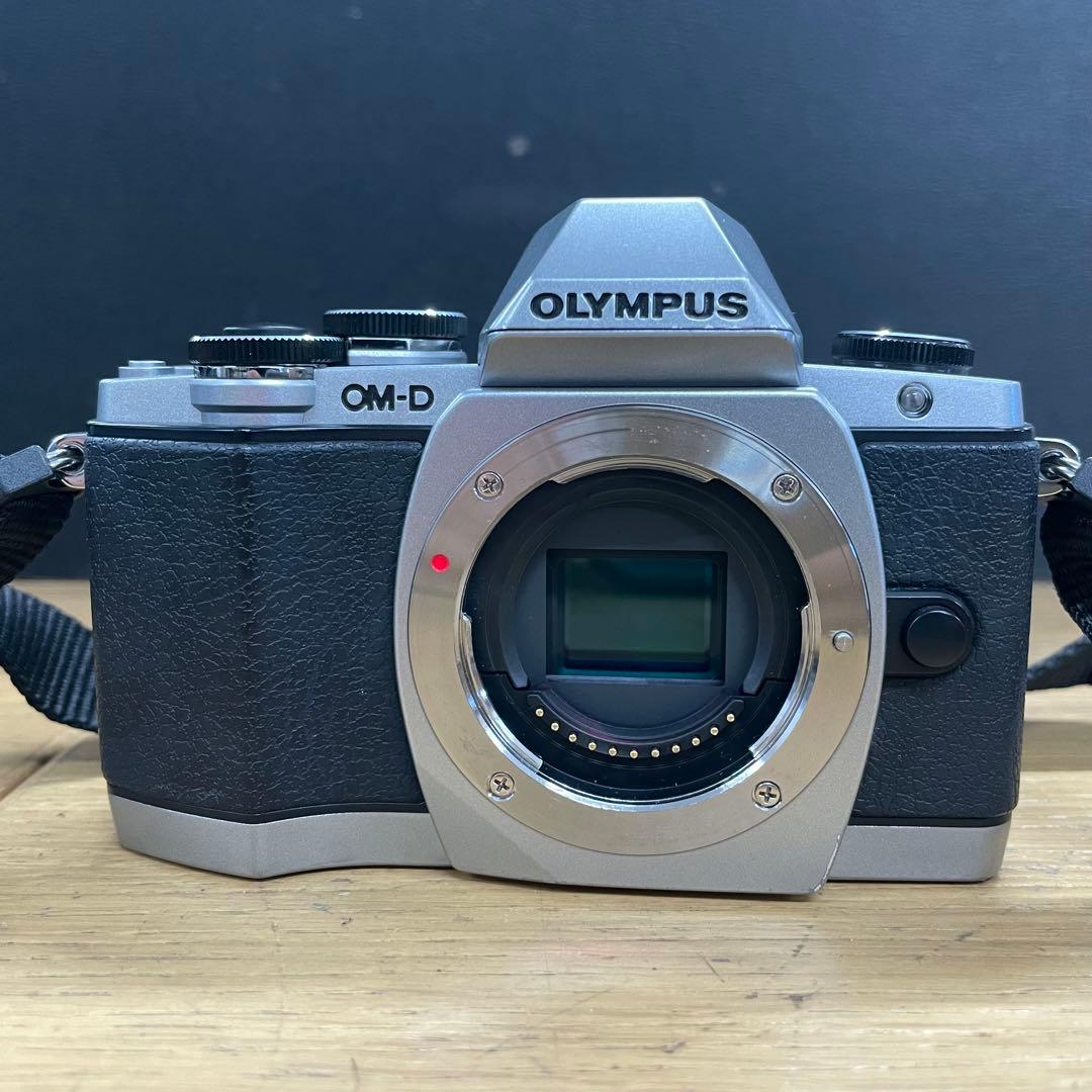 動作品 OLYMPUS OM-D E-M10 ミラーレス一眼