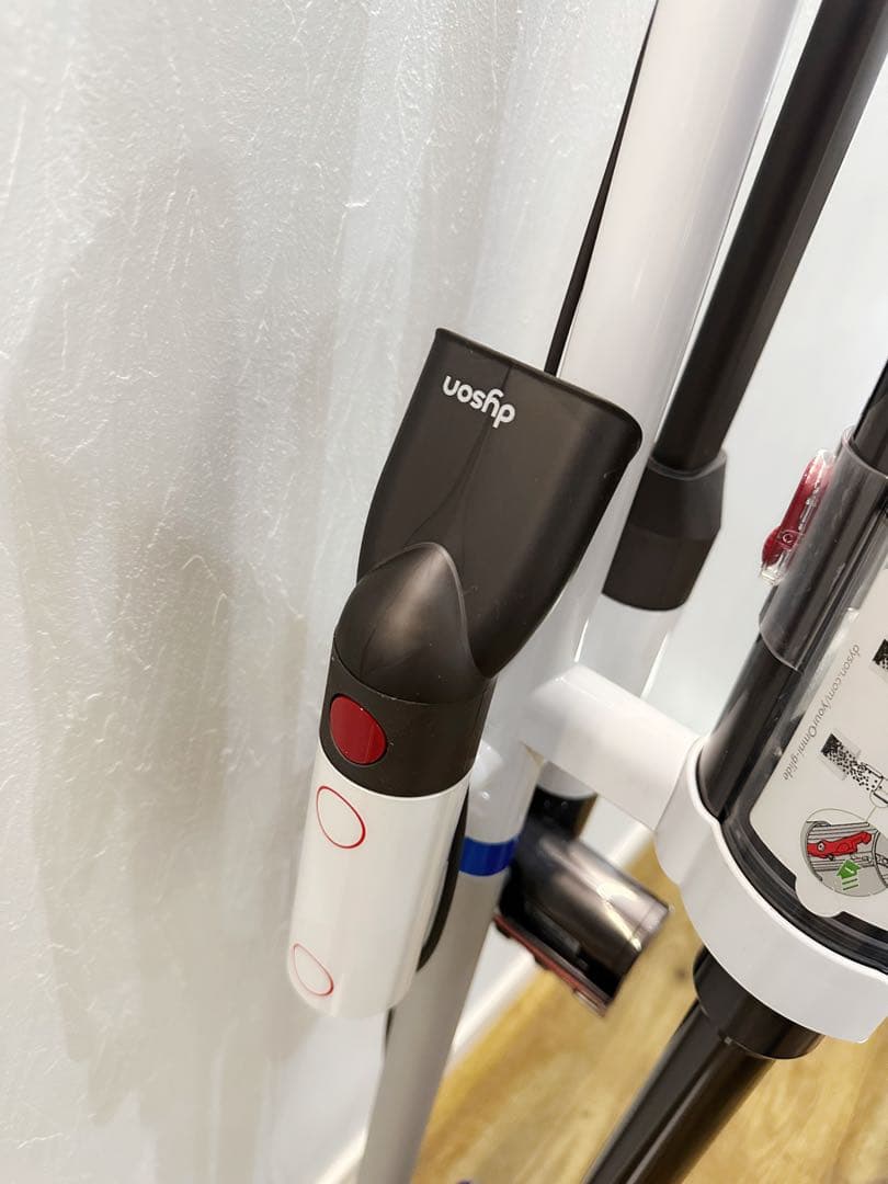 【ジャンク品】Dyson 掃除機SV19 ＆充電器＆スタンド＆予備バッテリー付き