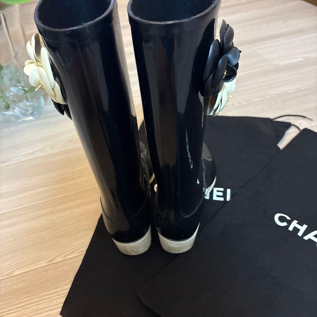 CHANEL ブラックラバーブーツ フラワー装飾