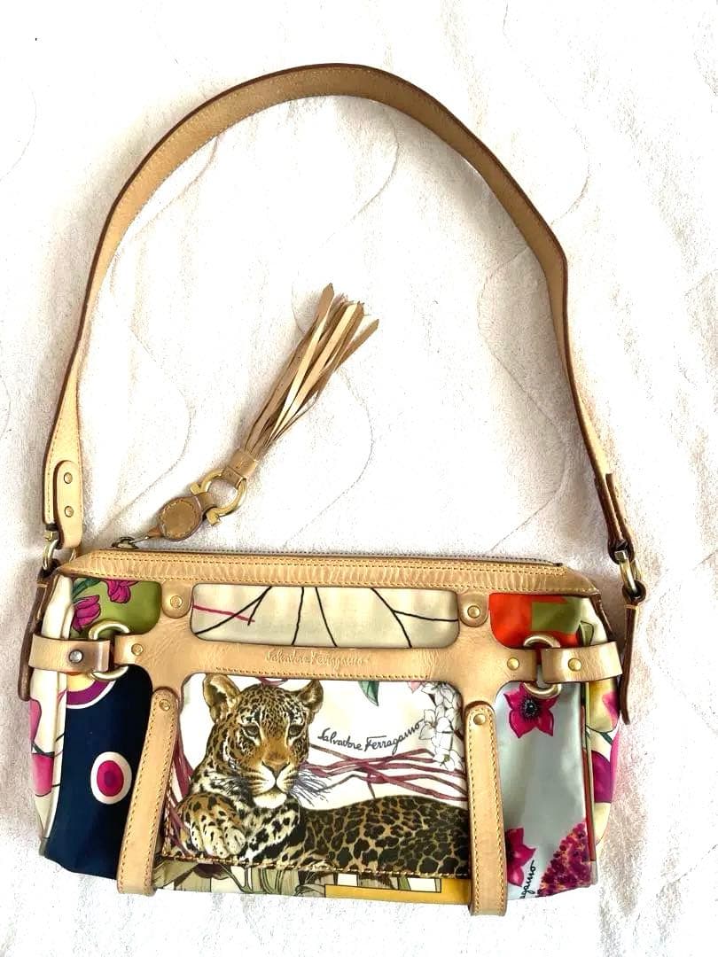 人気デザインSalvatore Ferragamo レオパード ショルダーバッグ