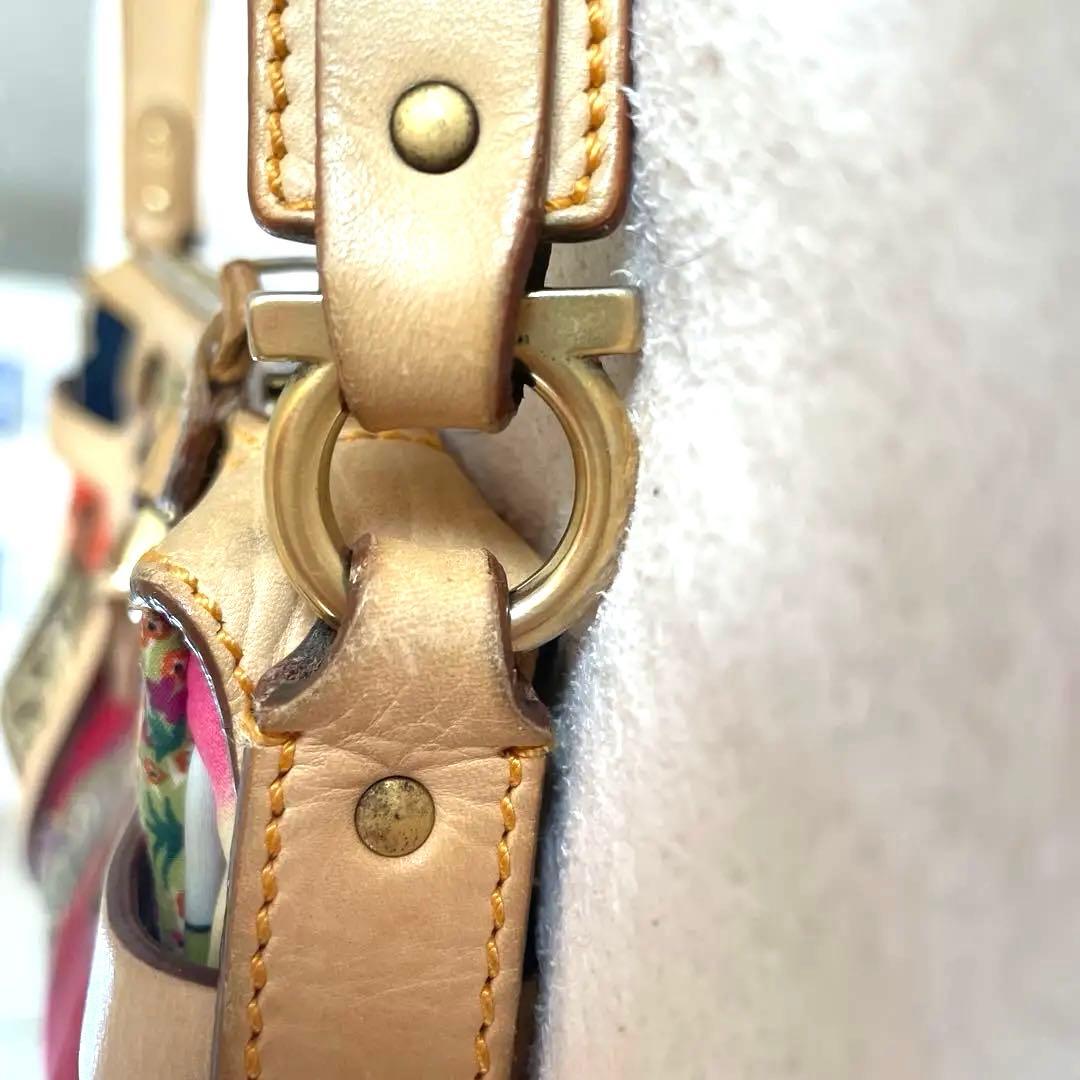 人気デザインSalvatore Ferragamo レオパード ショルダーバッグ