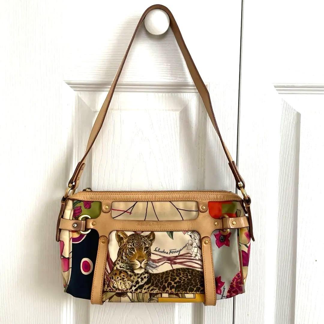人気デザインSalvatore Ferragamo レオパード ショルダーバッグ