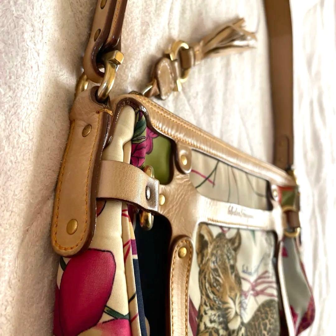 人気デザインSalvatore Ferragamo レオパード ショルダーバッグ