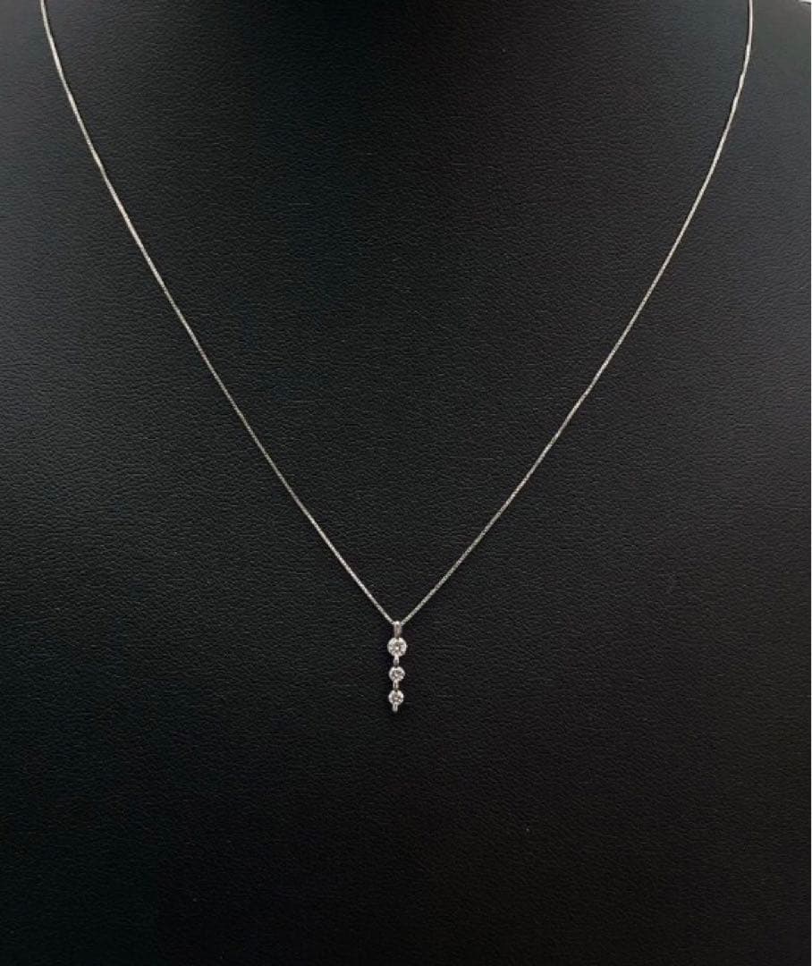 最終値下⭐️鑑別書あり　K18WG ダイヤモンド三連ネックレスペンダントトップ